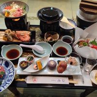 夕飯。食べきれないほどの豪華料理！