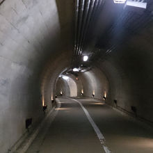 このトンネルを抜けると滝の近くに出られます。