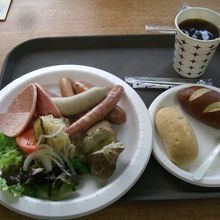 「ソーセージ盛り合わせ」パン付き1200円、コーヒー300円