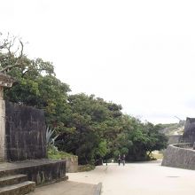 右手は首里城・正殿方面への坂