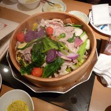 メインの有機野菜と蔵尾ポークのせいろ蒸し