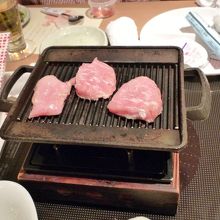 バームクーヘン豚の炙り焼きはレモン汁で！１人３枚