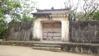 地味だが、単体で世界遺産に登録されている有難い門（園比屋武御嶽石門）