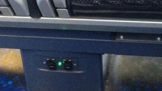 座席に電源ついてます