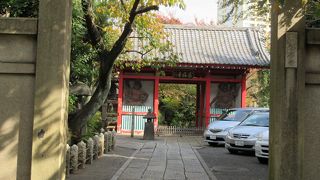 歴史の証人、」朱塗りの仁王門