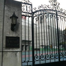 気品を感じる校門のゲートです。