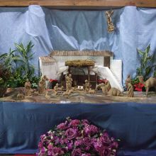 12月は祭壇にキリスト誕生の人形も飾ってあります