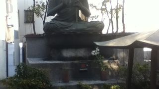 路地の奥に静かに座っている観音像