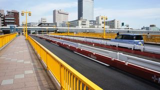 橋の色は稲籾をイメージ