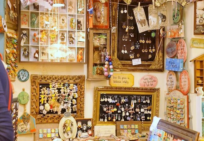 ヴィリニアウス通りにある、手作りの作品がぎゅっと詰まった可愛いお店