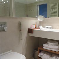 左側、真ん中の鏡扉にドライヤーが！