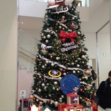 大きなクリスマスツリーが飾られていました