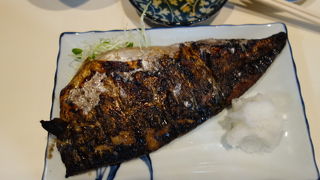 「秋鯖の一枚焼き」のおみせ。安くてうまい。