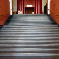 エントランスの階段です。脇にＥＶもあります。