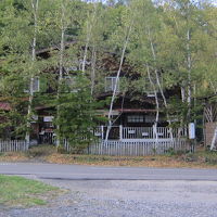 道を隔てた駐車場から