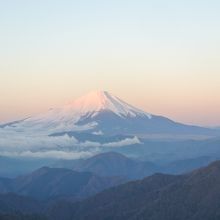 朝日でほんのり染まる富士山