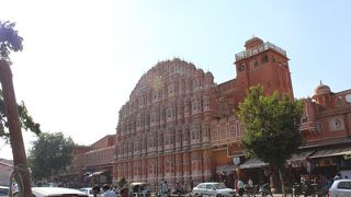 奥行きのない壁の様な建物