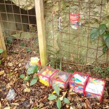 平和祈念の折り鶴が供えられていた