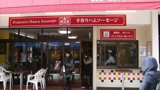 外からガラス越しに、グリルでソーセージを焼いているのが見えます