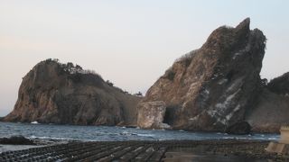 海岸線を走っていれば巨大な２つの岩が目に飛び込みます。