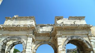 元奴隷が皇帝に寄進した門