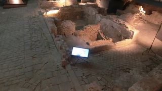 市場跡からローマ時代の遺跡が見つかり、博物館に。一部有料だが遺跡は無料で見学できます。