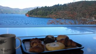 焼きたてパンと芦ノ湖