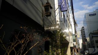 裏通りにひっそりとありました。