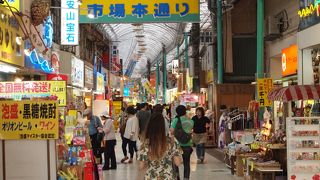 観光客も多く土産物店が多い