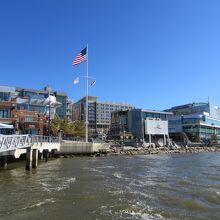 クルーズで行ける対岸のナショナルハーバー