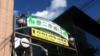 有名なとんかつ屋さんもある、賑やかなストリート