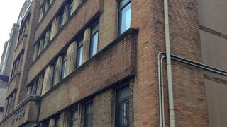 重厚な建物が残る
