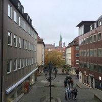 中央のお城のすぐ右側です。