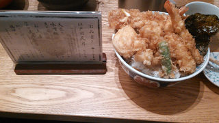 かなり並ぶ天丼店