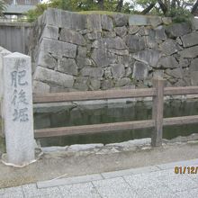 奥に唐津市役所の建物があります。