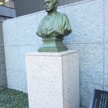 路地側には胸像が・・・古河市兵衛氏