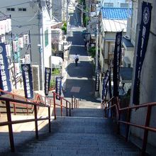 須賀神社の階段から向こう側に見える東福院坂 （天王坂） 