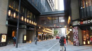 三越の向かいにあります