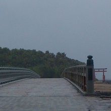 橋を渡って青島へ