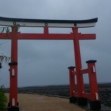 鳥居のすぐ横は鬼の洗濯板が広がる