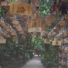 絵馬のアーケードのようになっている道