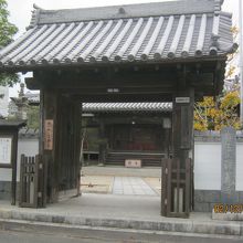 門の脇の表示板は吉川英治の言葉が書かれています。