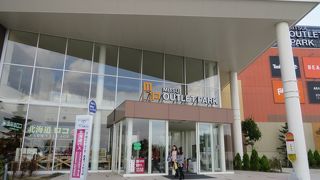 空港にも近いアウトレットモール