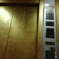 ビルのエレベーター。チェックイン時は不安だった、この色･･･