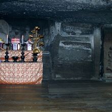 大師堂内にある獅子窟の曼荼羅壇と大日如来坐像