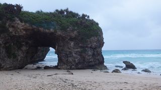 大きな穴の岩が特徴の海岸でした。