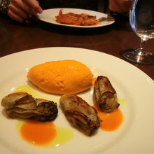 別のオードブル　：　赤パプリカムースと牡蠣のソテー