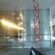 ビルの脇で見つけにくい場所です。