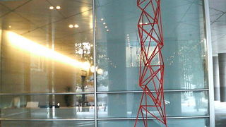 謎の赤いオブジェですが電話交換業務にちなんだものです