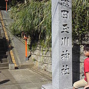 住宅街の、人気の神社